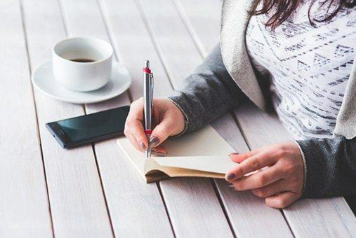 TROIS FAÇONS D’AMÉLIORER VOTRE ÉTIQUETTE DE RECHERCHE D’EMPLOI POUR UN JOB ETUDIANT